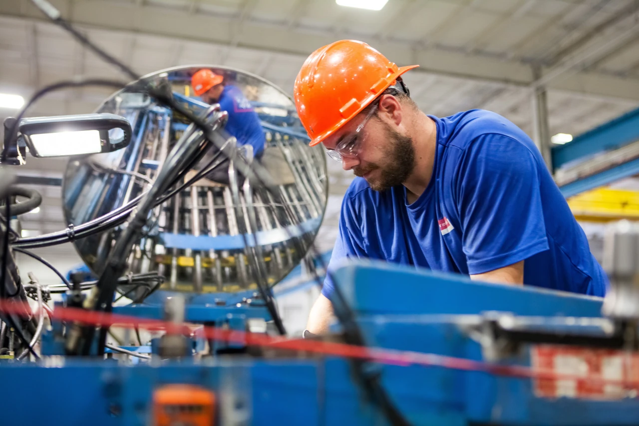 Observasjon av industriarbeider i arbeid.